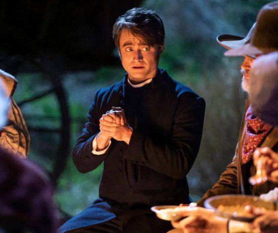 Видео дня: полуголый Дэниел Рэдклифф танцует в кожаных брюках и с макияжем