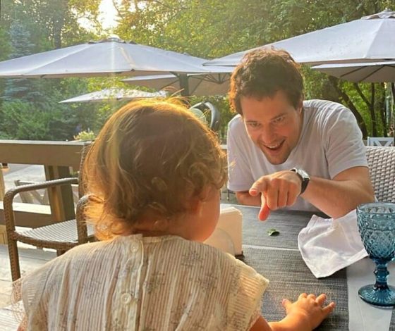 Редкое фото: Данила Козловский на прогулке с годовалой дочерью