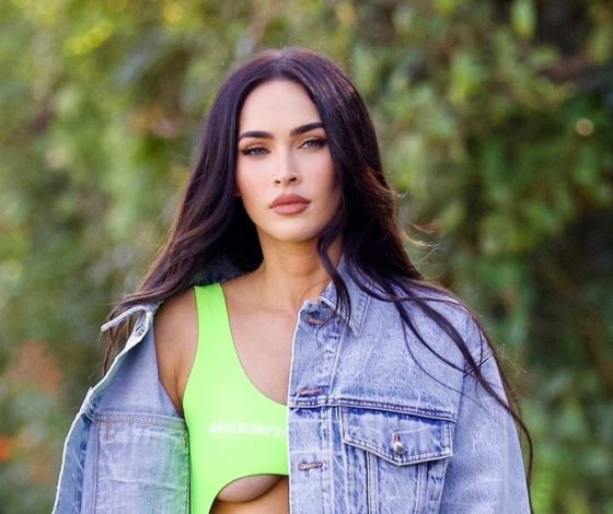 В откровенном боди: Меган Фокс показала пресс на прогулке в Лос-Анджелесе