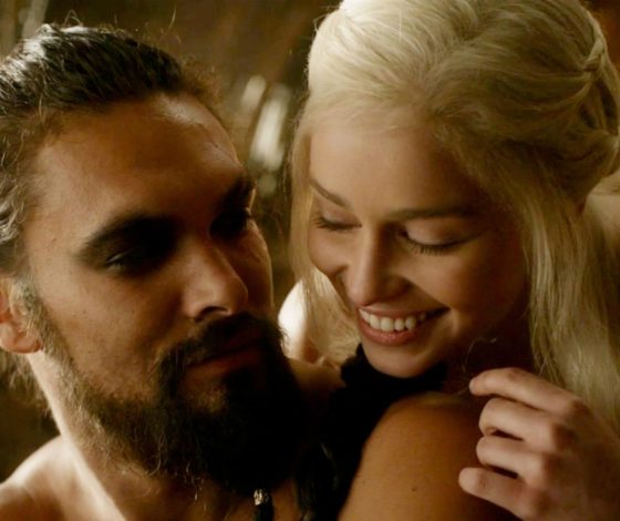 «Напоил меня»: звезда «Игры Престолов» Эмилия Кларк рассказала правду о встрече с Джейсоном Момоа