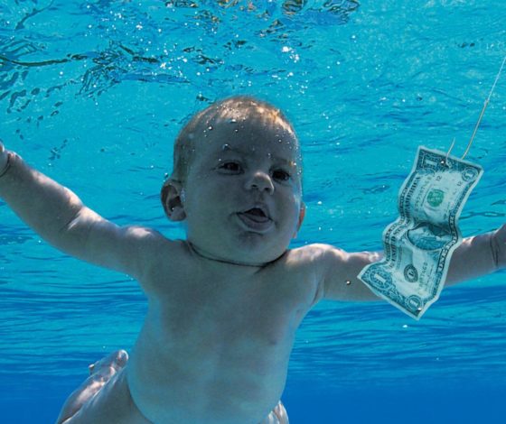 Мальчик со скандальной обложки альбома Nirvana подал в суд на группу ﻿