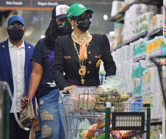 Белье напоказ и твидовый пиджак: как Рианна одевается в супермаркет