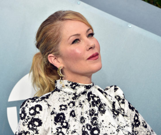 «Это трудный путь»: звезда «Друзей» Кристина Эпплгейт раскрыла свой диагноз