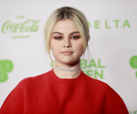 С ней лучше не связываться: Селена Гомес резко ответила хейтеру, который обвинил ее в алкоголизме