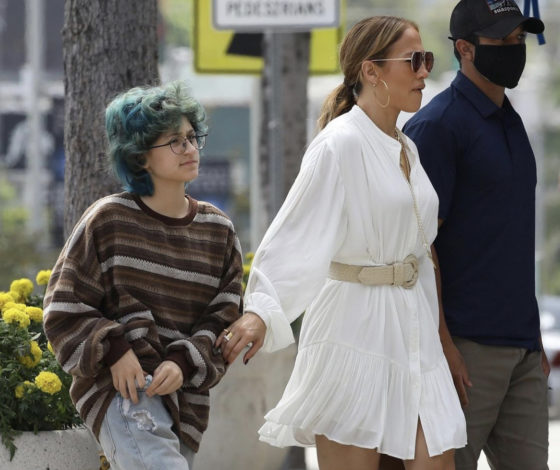 В мини-платье и высоких сапогах: новый выход Джей Ло вместе с дочерью