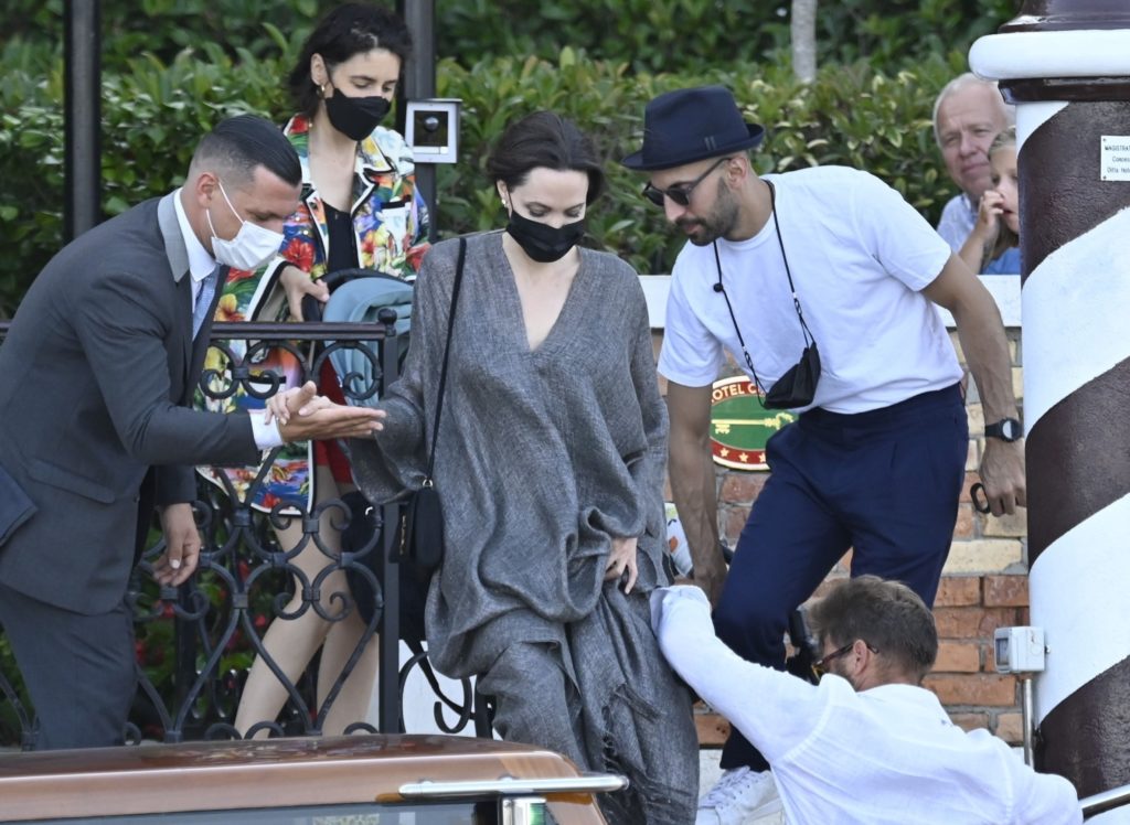 Анджелина Джоли и JR с женой и детьми (фото: legion-media.ru)