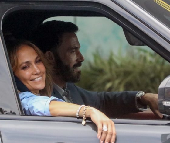 Семейный выход: Дженнифер Лопес в голубом платье и Бен Аффлек в костюме посетили с детьми особое место