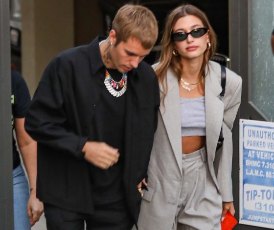 Гардероб звезды: где купить брючный костюм, как у Хейли Бибер