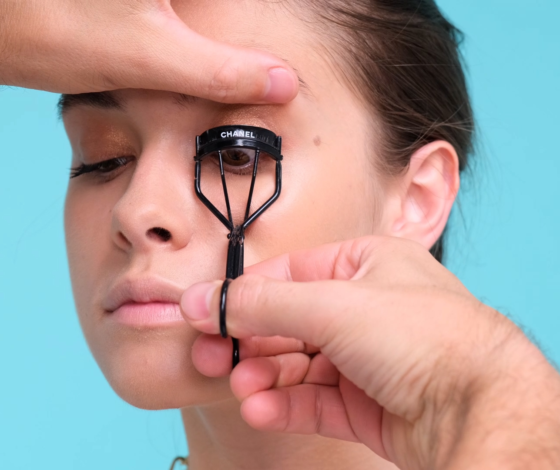 Видео: красим ресницы как визажисты (вдруг ты делала это неправильно?) 