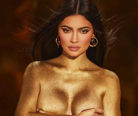 Еще больше золота: Кайли Дженнер представила новую коллекцию макияжа