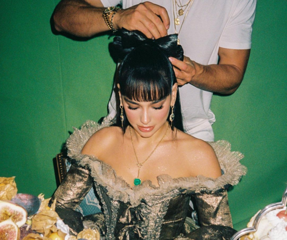 Редкая челка как в клипе у Дуа Липы: кому подойдет новый тренд