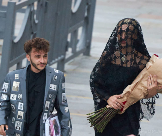 Цифра дня: сколько стоит «платье вдовы» Насти Ивлеевой