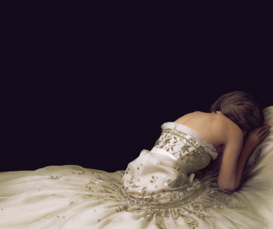 С какой известной фотографией сравнили постер к фильму «Спенсер» с Кристен Стюарт? Спойлер: это очень смешно