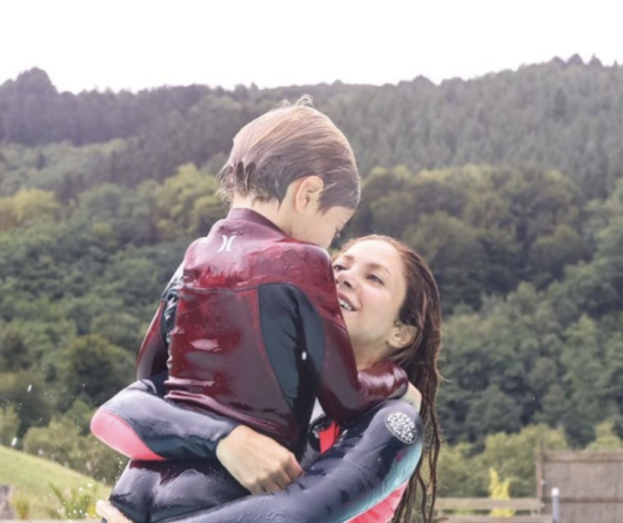 Редкое фото: Шакира показала подросших детей