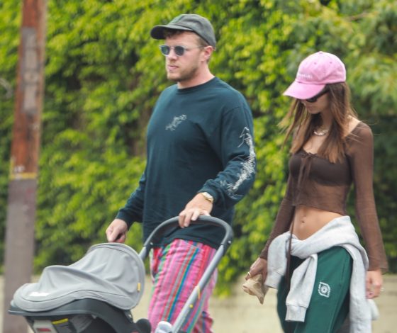 Семейный выход: Эмили Ратаковски в прозрачном топе на прогулке с мужем и ребенком