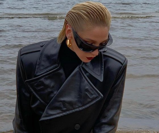 Гардероб звезды: где купить черный тренч на осень, как у Насти Ивлеевой