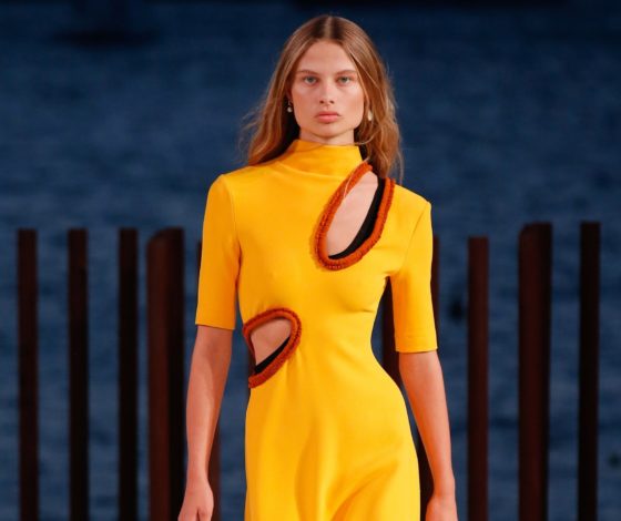 Велосипедки с бахромой и платье с вырезами на показе Proenza Schouler в Нью-Йорке