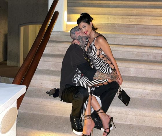 В худи на голое тело и сапогах: новый выход Кортни Кардашьян с парнем