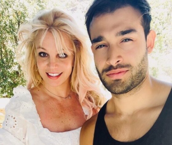 Бойфренд Бритни Спирс прокомментировал публикацию фото с обручальным кольцом