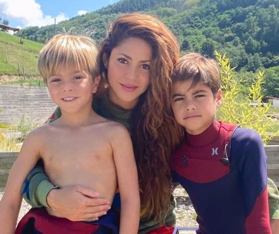 Каникулы закончились: Шакира замечена с детьми в аэропорту Майами после новости о тюремном сроке