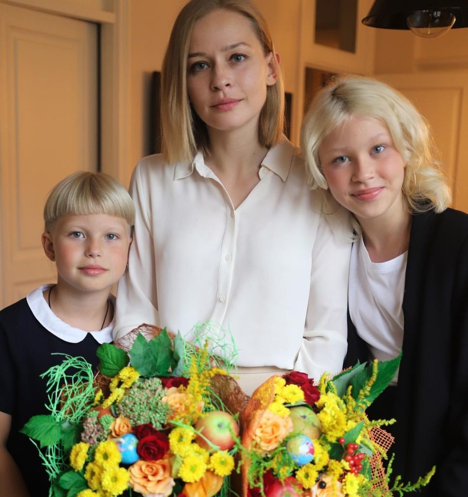 Юлия Пересильд с дочками Машей и Аней. Фото: @juliaperesild