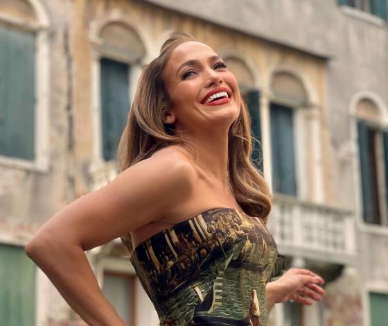 Не надо слов: 53-летняя Дженнифер Лопес показала подтянутую фигуру со всех ракурсов