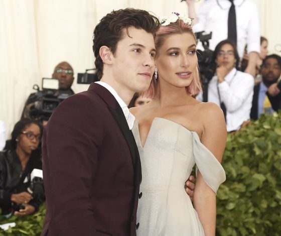 Встреча с бывшим: в Сети обсуждают неловкий разговор Хейли Бибер и Шона Мендеса на Met Gala