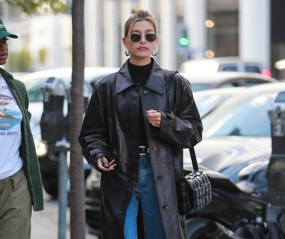 Кожаный тренч, как у Хейли Бибер, тренд этой осени: выбираем стильный вариант
