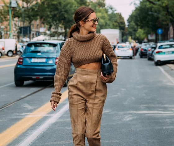 Укороченный свитер – любимый тренд звезд стритстайла: выбираем стильный вариант