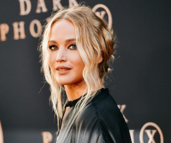 За права женщин: беременная Дженнифер Лоуренс и Эми Шумер вышли на митинге