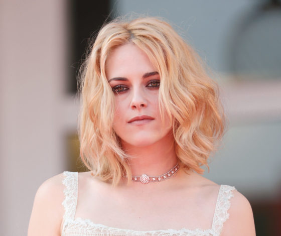 В кроп-топе и мини: редкий выход Кристен Стюарт со своей девушкой