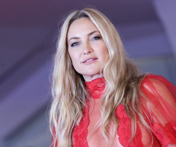 Откровенно: 43-летняя Кейт Хадсон снялась топлес и без макияжа