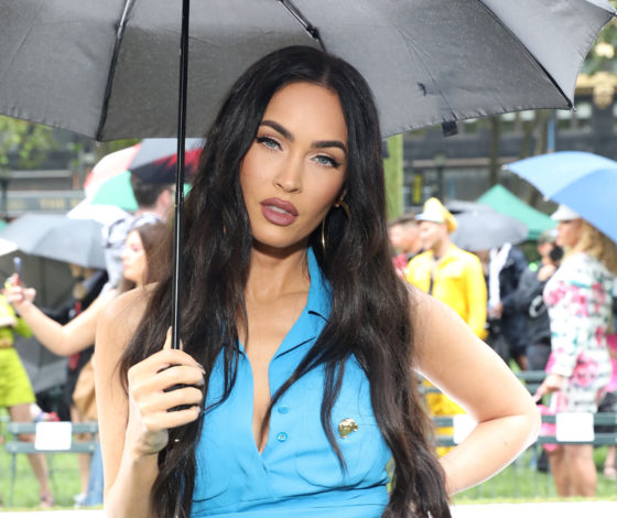 Горячо: Меган Фокс в кружевном топе, чулках и мини-юбке покоряет Нью-Йорк