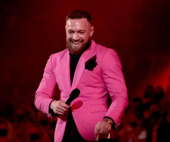 После публичного нападения: Конор МакГрегор позвал Machine Gun Kelly на бой