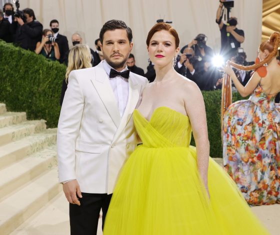 Кита Харингтона и Роуз Лесли впервые засняли со вторым ребенком