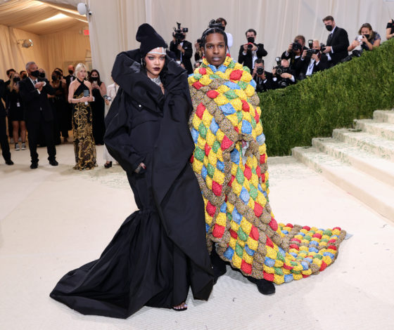 Первый официальный выход: Рианна и A$AP Rocky на красной дорожке Met Gala
