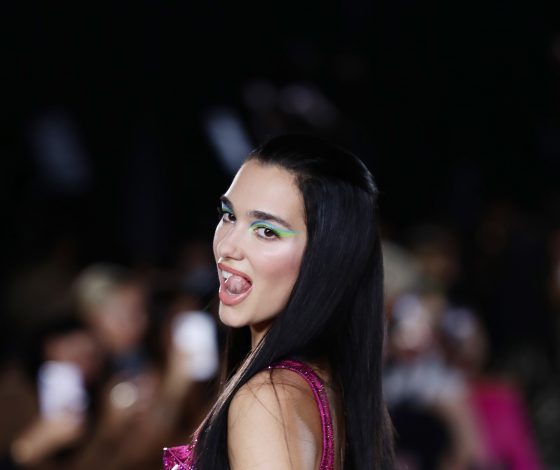 Догоняет сестёр Хадид: дебют Дуа Липы на показе Versace