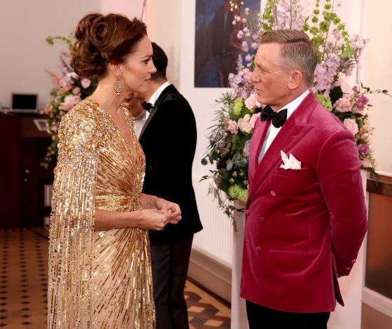 На службе Ее Величества: Дэниел Крейг не устоял перед роскошным платьем Кейт Миддлтон на премьере очередной части бондианы