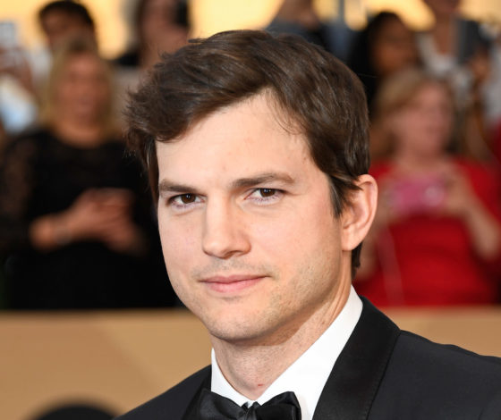 «Прими душ»: Эштона Кутчера высмеяли в прямом эфире