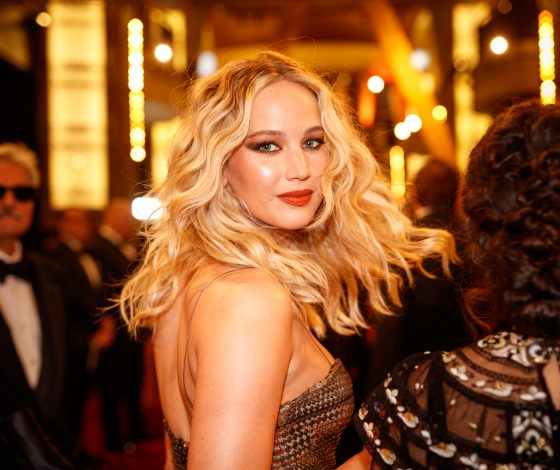 Дженнифер Лоуренс вышла спустя 3 месяца после родов в ультракоротком топе