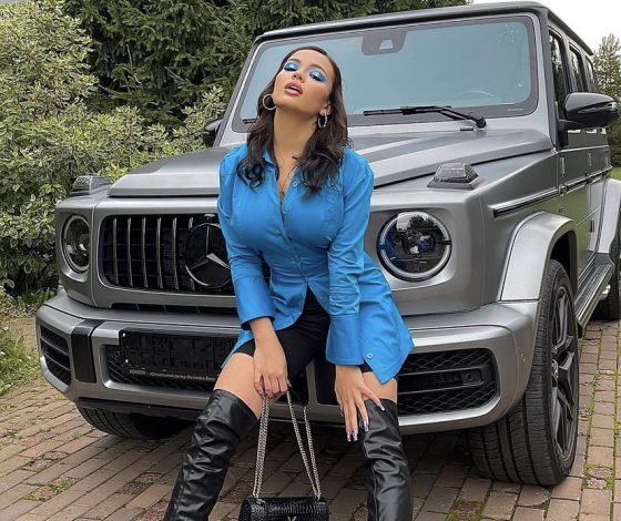 Неприлично дорого: сколько стоят новые автомобили Вали Карнавал и Юли Гаврилиной?