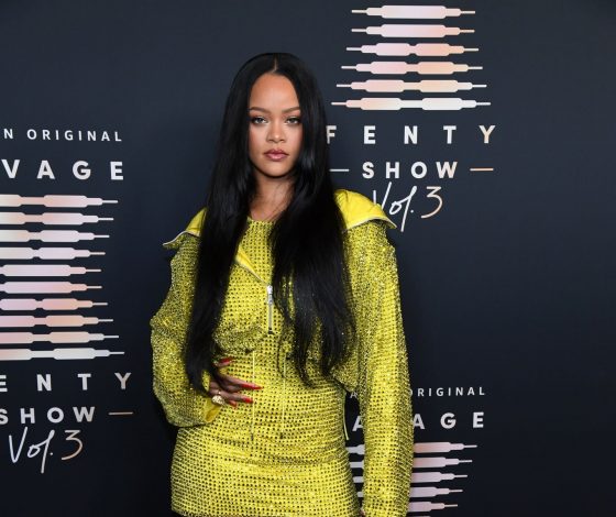 Цифра дня: Рианна вышла в перчатках за 128 тысяч рублей