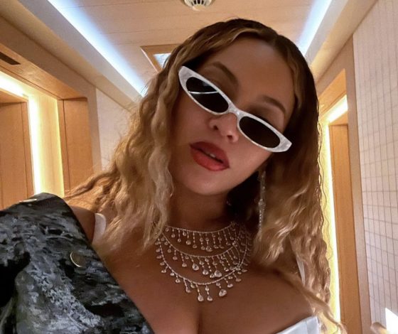 В корсете и мини-юбке: как одевается Бейонсе во время отпуска