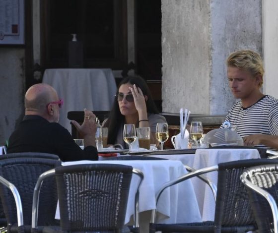 Новый роман? 58-летнюю Деми Мур заметили на свидании с молодым спутником