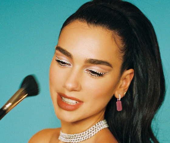 Блестящий выбор: рисуем стрелки и клеим стразы, как Дуа Липа