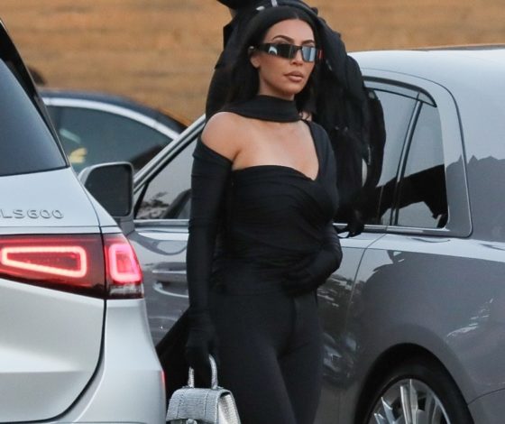 Королева черного цвета: новый выход Ким Кардашьян в тотал-луке Balenciaga