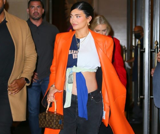 Добавляем цвет в осенний гардероб: яркое пальто, как у беременной Кайли Дженнер