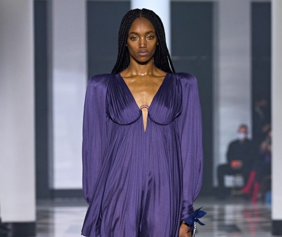 Кожаные плащи и платья мини на показе Lanvin в Париже