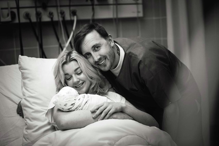 Юлианна с мужем Андреем Черным и новорожденным сыном Александром. Фото: @yulianna_karaulova