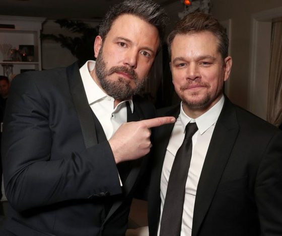 «Это был бы наш первый поцелуй»: Бен Аффлек и Мэтт Дэймон рассказали о вырезанной сцене из фильма «Последняя дуэль»